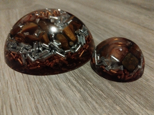 L’œil de tigre est connu pour ses vertus protectrices et dynamisantes.
Cristal de roche, pour amplifier les énergies de calme
Fil de cuivre, pour canaliser harmonieusement les flux
Copeaux de cuivre et d’aluminium, pour équilibrer l’environnement
Résine époxy de qualité, pour une finition douce et durable
Cette orgonite crée un champ propice à la concentration et à l’organisation mentale.