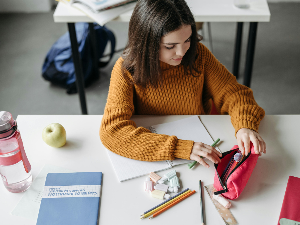 *Focus et productivité, où que vous soyez*

Stimulez votre concentration naturellement. Cette orgonite artisanale favorise l’attention et la clarté mentale grâce à l’œil de tigre, au cristal de roche et au cuivre. Parfaite pour les enfants en période d’examens ou les adultes en télétravail. En option, intégrez votre photo pour une énergie profondément personnalisée. Parfaite pour un bureau.
🎯 Restez concentré en toutes circonstances

Cette orgonite de poche a été pensée pour accompagner les mom