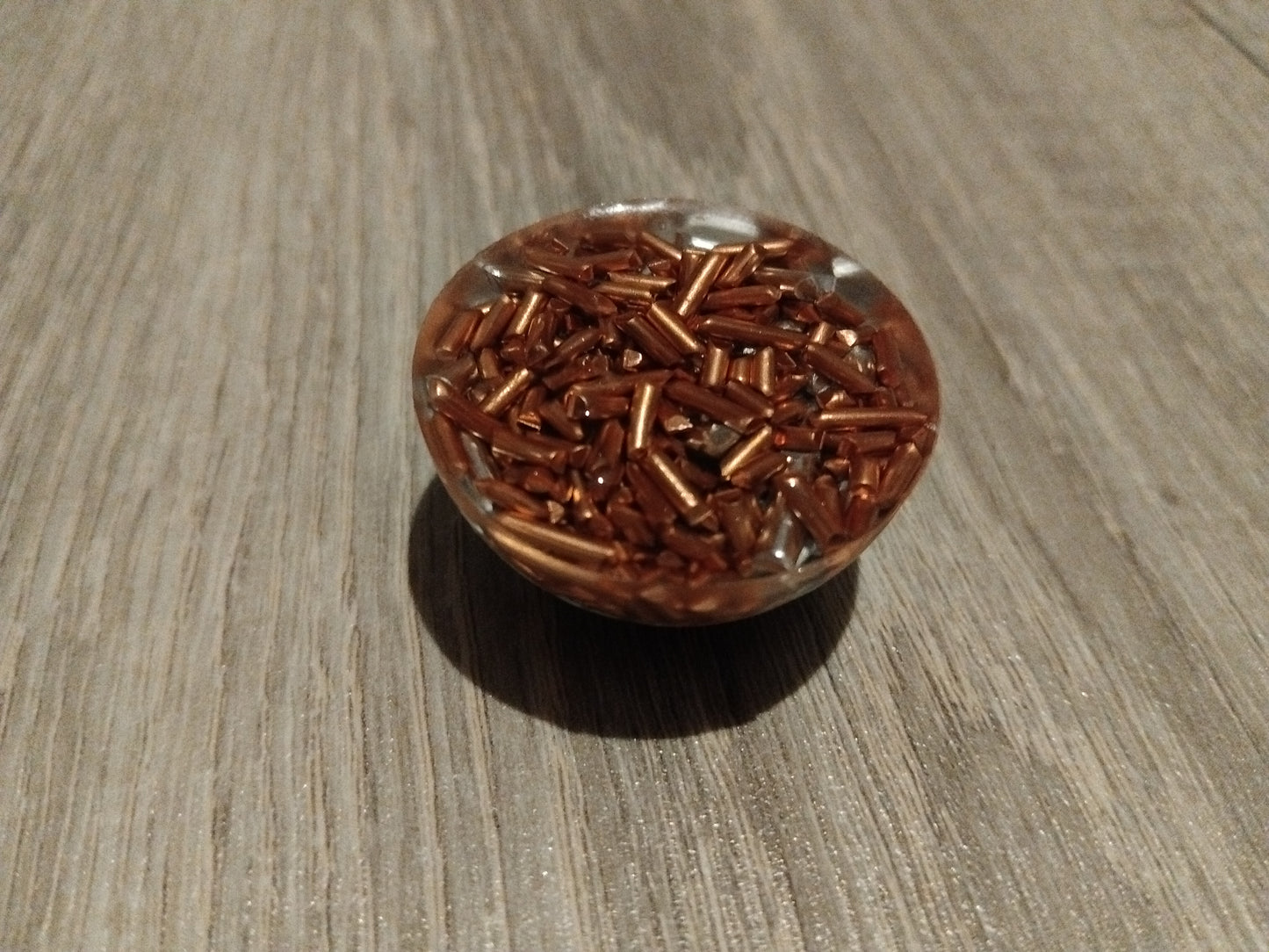 L’œil de tigre est connu pour ses vertus protectrices et dynamisantes.

Cristal de roche, pour amplifier les énergies de calme
Fil de cuivre, pour canaliser harmonieusement les flux
Copeaux de cuivre et d’aluminium, pour équilibrer l’environnement
Résine époxy de qualité, pour une finition douce et durable

Cette orgonite crée un champ propice à la concentration et à l’organisation mentale.