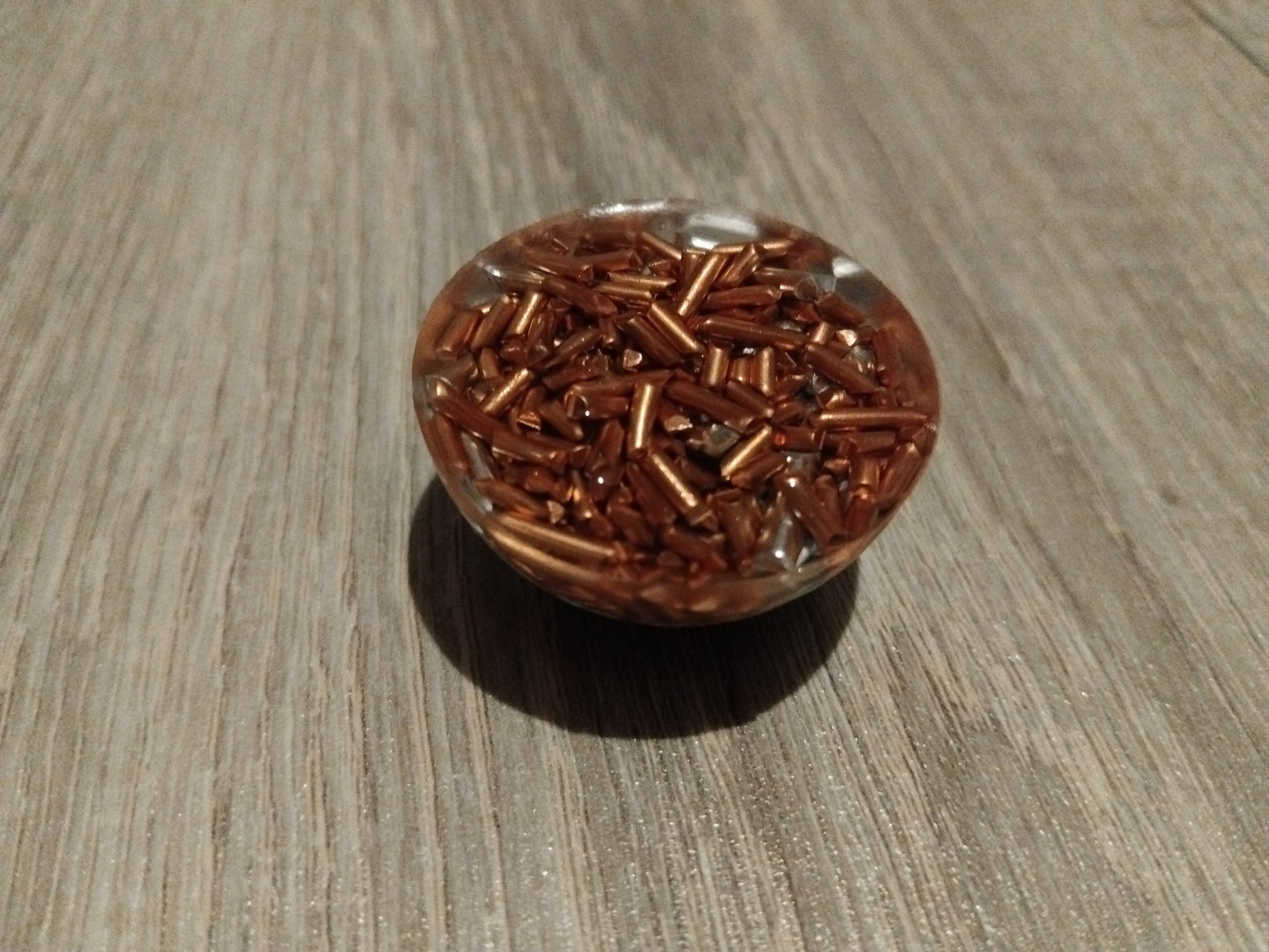 L’œil de tigre est connu pour ses vertus protectrices et dynamisantes.

Cristal de roche, pour amplifier les énergies de calme
Fil de cuivre, pour canaliser harmonieusement les flux
Copeaux de cuivre et d’aluminium, pour équilibrer l’environnement
Résine époxy de qualité, pour une finition douce et durable

Cette orgonite crée un champ propice à la concentration et à l’organisation mentale.