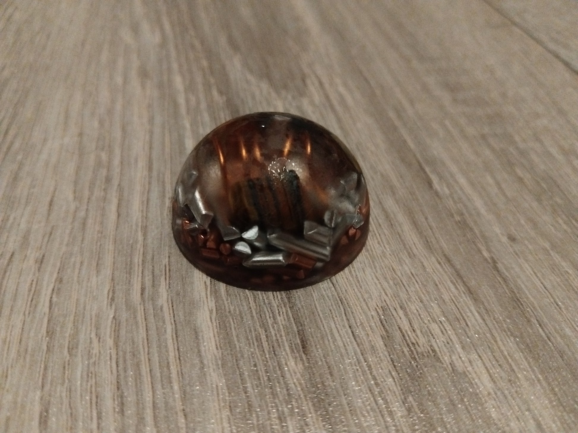 L’œil de tigre est connu pour ses vertus protectrices et dynamisantes.

Cristal de roche, pour amplifier les énergies de calme
Fil de cuivre, pour canaliser harmonieusement les flux
Copeaux de cuivre et d’aluminium, pour équilibrer l’environnement
Résine époxy de qualité, pour une finition douce et durable

Cette orgonite crée un champ propice à la concentration et à l’organisation mentale.