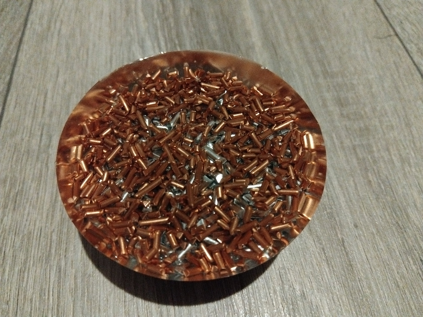 *Focus et productivité, où que vous soyez*

Stimulez votre concentration naturellement. Cette orgonite artisanale favorise l’attention et la clarté mentale grâce à l’œil de tigre, au cristal de roche et au cuivre. Parfaite pour les enfants en période d’examens ou les adultes en télétravail. En option, intégrez votre photo pour une énergie profondément personnalisée. Parfaite pour un bureau.
🎯 Restez concentré en toutes circonstances

Cette orgonite de poche a été pensée pour accompagner les mom