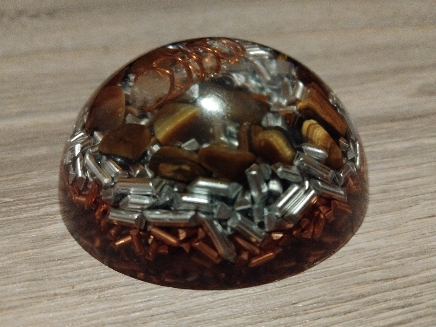 *Focus et productivité, où que vous soyez*

Stimulez votre concentration naturellement. Cette orgonite artisanale favorise l’attention et la clarté mentale grâce à l’œil de tigre, au cristal de roche et au cuivre. Parfaite pour les enfants en période d’examens ou les adultes en télétravail. En option, intégrez votre photo pour une énergie profondément personnalisée. Parfaite pour un bureau.
🎯 Restez concentré en toutes circonstances

Cette orgonite de poche a été pensée pour accompagner les mom